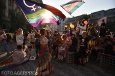 Megbüntették a bukaresti Pride szervezőit a túl nagy létszám miatt