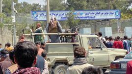 Eluralkodott a káosz a kabuli nemzetközi repülőtéren – VIDEÓK