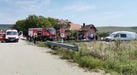 FRISSÍTÉS: Vonattal ütközött egy kisbusz Kolozs megyében, kilenc személy megsérült