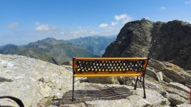 A Fogarasi-havasok egyik csúcsán elhelyezett köztéri pad borzolja a kedélyeket