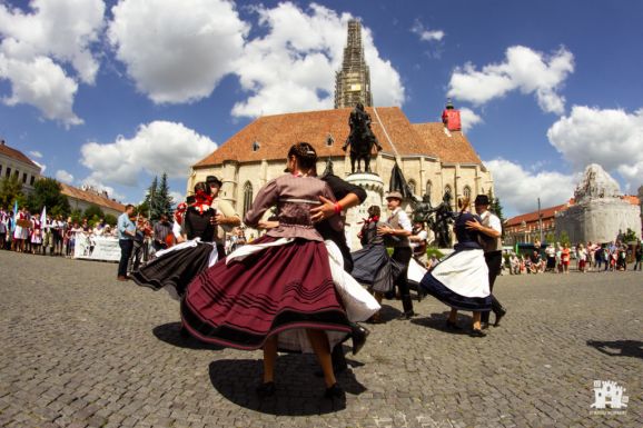 Betáncolják Kolozsvár főterét a 23. Szent István-napi Néptánctalálkozó vendégei (VIDEÓ)