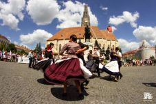 Betáncolják Kolozsvár főterét a 23. Szent István-napi Néptánctalálkozó vendégei