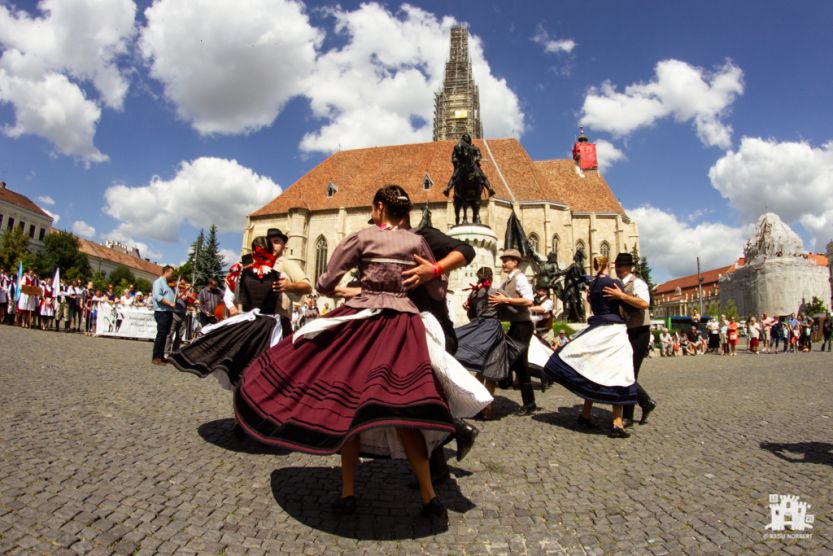 Betáncolják Kolozsvár főterét a 23. Szent István-napi Néptánctalálkozó vendégei