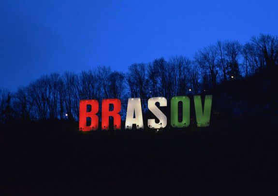 Magyar nemzeti színekkel világítják meg a Brașov-feliratot a Cenken