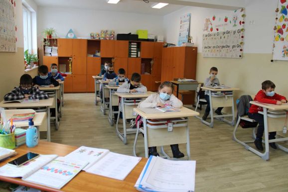 Nem taníthatnak személyesen a beoltatlan, tesztelést elutasító pedagógusok