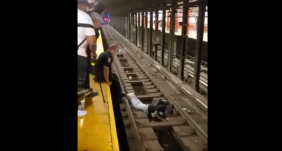 Elájult és a metrósínekre zuhant egy férfi, az utolsó pillanatban sikerült megmenteni - VIDEÓ