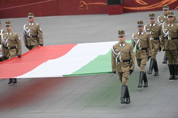 Augusztus 20. – Felvonták a nemzetiszínű lobogót a Magyar Országház előtt – KÉPEK