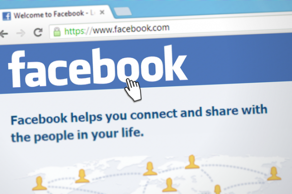 Elmarasztalta a Facebookot a szakminiszter az oldal korlátozásai miatt