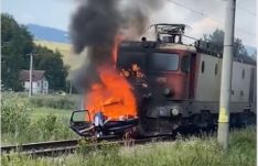Autóval ütközött egy vonat Csíkszeredában, kigyulladt a mozdony