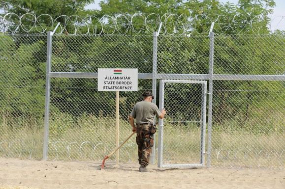 Lengyelország szögesdrót-kerítést épít a fehérorosz határon