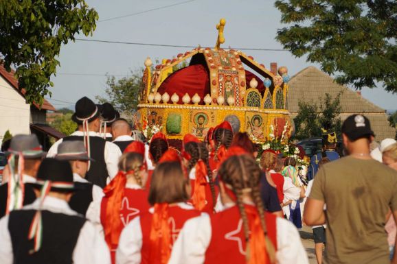 Virágkarnevállal ünnepelték Szent Istvánt és az államalapítást
