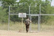 Lengyelország szögesdrót-kerítést épít a fehérorosz határon