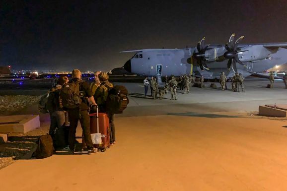 Fegyveresek elfoglalták az egyik ukrán evakuációs repülőgépet