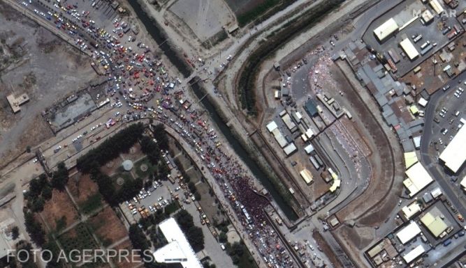 Még mindig ezrek várják kimenekítésüket a kabuli repülőtér körül