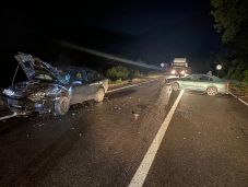 FRISSÍTVE: Összeütközött két személyautó Bánffyhunyad és Kissebes között, két személy megsérült