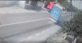 Balesetet okozott a tiltott helyen átkelő 90 éves gyalogos – VIDEÓ