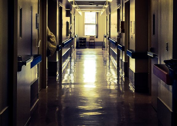 Meghalt egy koronavírusos nő, aki otthon kezelte magát, mert félt kórházba menni