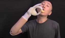 A legújabb fejlesztésű felfújható karprotézis érez is, mégsem megfizethetetlen