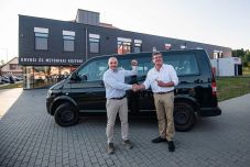 Magyarországi támogatók egy kisbuszt adományoztak a Székelyföldi Jégkorong Akadémiának