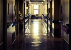 Meghalt egy koronavírusos nő, aki otthon kezelte magát, mert félt kórházba menni