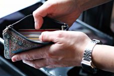 Hatezer lejt és ékszereket tartalmazó táskát adott le a rendőrségen egy becsületes megtaláló