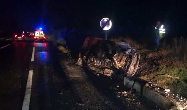 A sofőr élve elégett, utasa pedig kirepült az autóból, de túlélte a balesetet