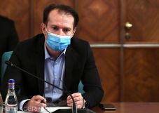 A kormányfő beoltatná vagy teszteltetné a tanügyi és a belügyi dolgozókat is