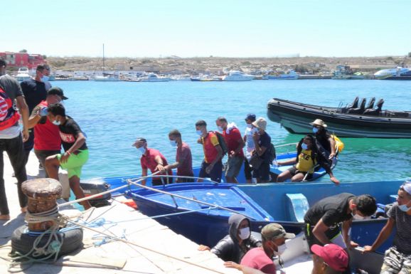 Lampedusa szigetére szünet nélkül érkeznek a migránsok