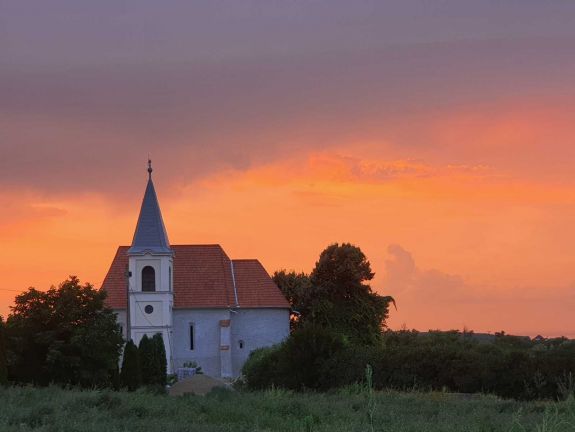 Magyarországi támogatásból újulhatott meg Pelbárthida műemlék református temploma – INTERJÚ
