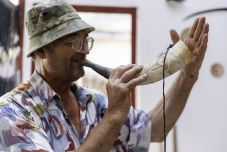 Ezer arcú ezermester: hetvenévesen működteti saját vállalkozását, kézműves tárlatot hozott létre Erdély egyik utolsó csontfaragója