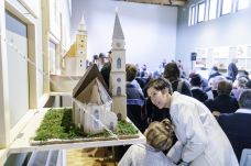 „Márton Áron 41 éve nincs közöttünk, de 125 éve itt van velünk” – felavatták a csíkszentdomokosi emlékközpontot