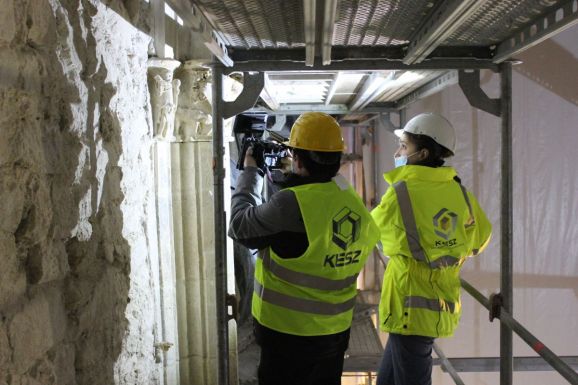 Így bukkannak elő a vakolat alól a kolozsvári Szent Mihály-templom 14. századi részletei (VIDEÓ)