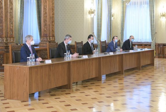 Hétfőn tárgyalnak a koalíciós válságról a kormánypártok vezetői: ezek a forgatókönyvek
