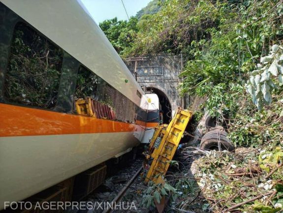 Kisiklott az alagútban egy tajvani vonat, közel ötvenen meghaltak