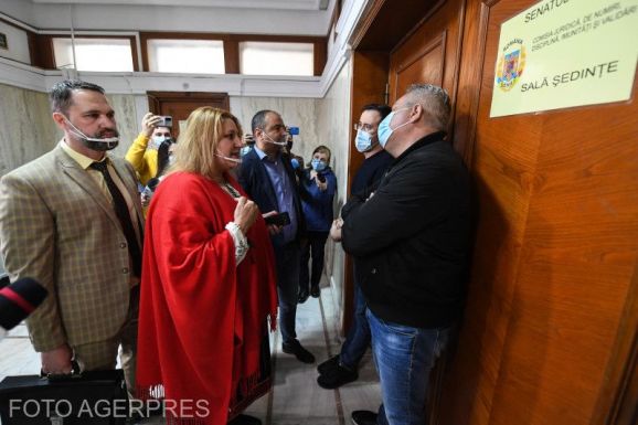 Újabb Șoșoacă-botrány a szenátusban: a segélyhívó számot hívta, mert nem engedték be az ülésre