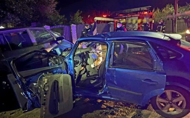 Két autó ütközött: egy gyermek meghalt, négyen súlyosan megsérültek