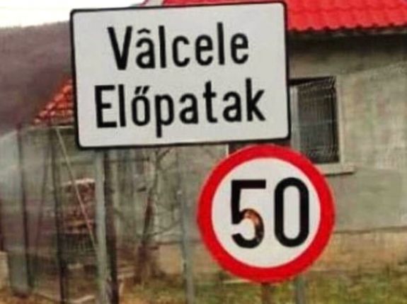 „Erdély elmagyarosítását” vizionálta egy kétnyelvű tábla miatt Dan Tanasă Előpatakon