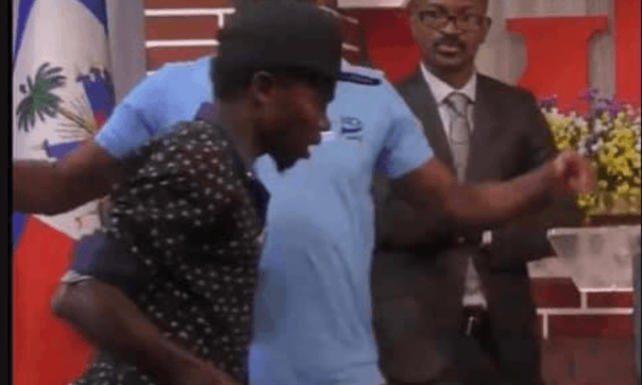 Elraboltak egy lelkészt az élőben közvetített húsvéti szertartáson