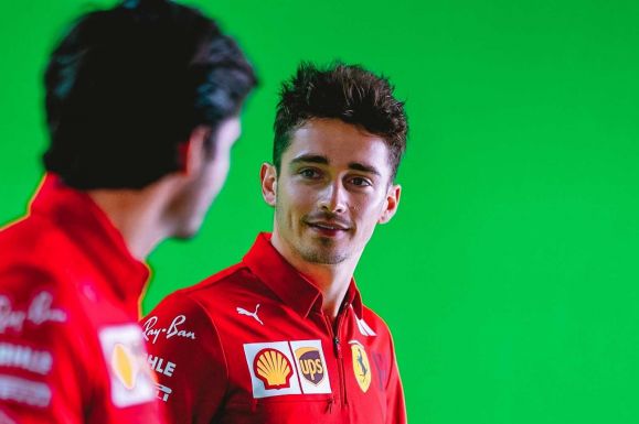 Nem mindennapi ajándékot kapott a Ferrariról Charles Leclerc