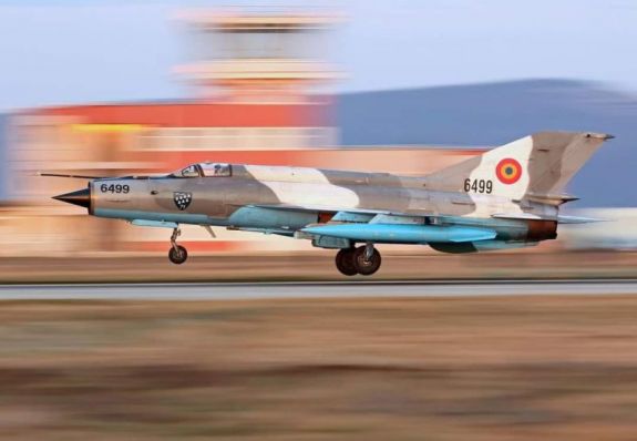 FRISSÍTVE - Bukarestbe szállítják a Maros megyében lezuhant vadászgép pilótáját