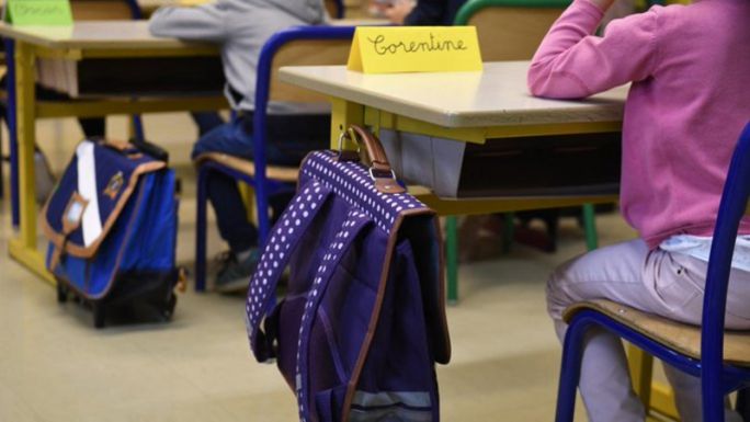 Franciaországban nyálteszttel szűrik a kisiskolásokat, a tanárokat hetente kétszer szűrik