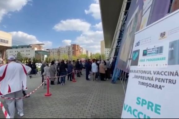 Oltásmaraton Temesváron: hosszú sorokban várakoznak az oltakozni vágyók