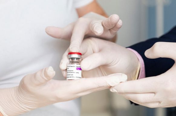 EMA-tisztségviselő: van összefüggés az AstraZeneca vakcinája és a vérrögképződés között