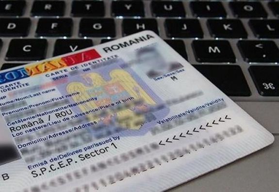FRISSÍTVE - ADR-elnök: nem kötelező az elektronikus személyigazolvány, de a jelenlegivel nem utazhatunk külföldre