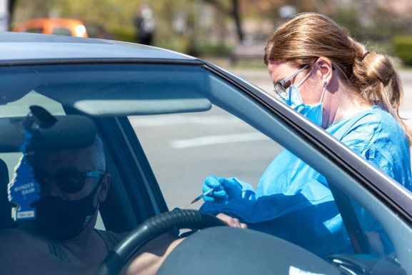 Megnyílt Bukarestben az autós oltóközpont