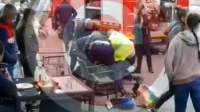 A rendőrök kezei között halt meg egy földre tepert férfi