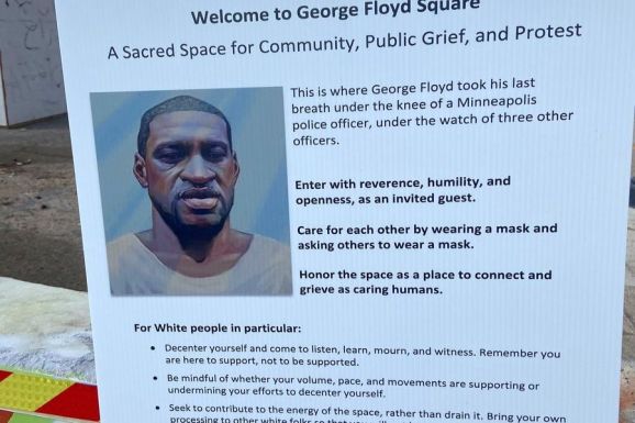 Rasszizmussal a rasszizmus ellen: fehér embereknek szóló utasításokat helyeztek ki a George Floyd térre