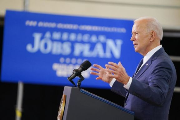 Bejelentette 2000 milliárd dolláros fejlesztési csomagját Joe Biden