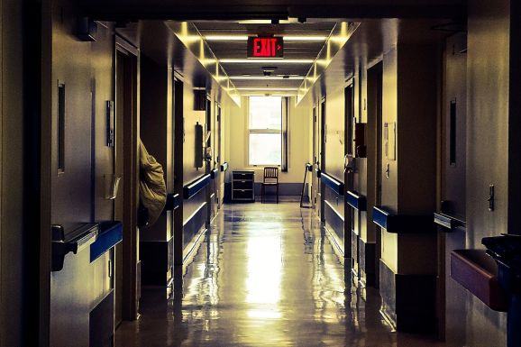 Holtan találtak egy orvosnőt az ügyeleti szobában