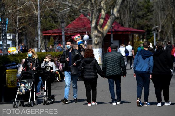 Továbbra is öregszik és csökken az ország lakossága